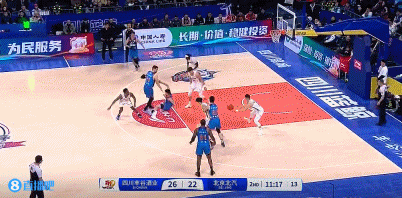 谈球吧体育官网入口扣篮来了！北京反击3打1 纳托尔不贪功助攻曾凡博单臂暴扣！