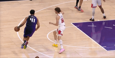 谈球吧体育官网入口动作有点大！帕威防守中推翻德文-卡特 被吹一级恶意犯规