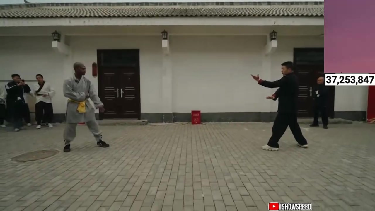 谈球吧体育app官网啥时候赐号！甲亢哥Speed跟师傅对打练习获称赞：你在这里坚持练五年 会成为功夫大师