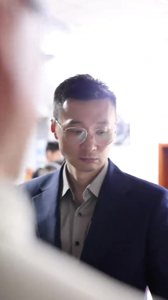 谈球吧官网登录入口刘炜更衣室演讲：我不想在这里停下 我们还能再往前冲一下