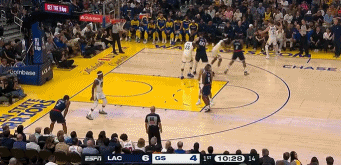 谈球吧官网登录入口声东击西！小卡假传真投骗开防守 抛投轻松拿到2分