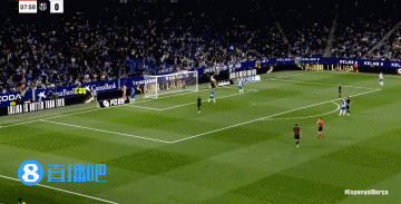 谈球吧插曲！球场外汽车失控撞入人群，主裁暂停比赛和球场安保沟通