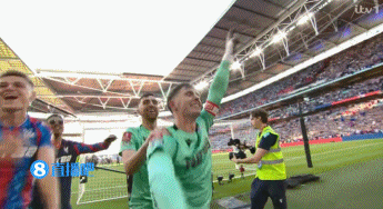 谈球吧体育app下载陷入疯狂！水晶宫120年首冠，球员与球迷激情庆祝🎉