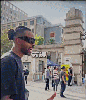 谈球吧体育app下载偶像接你放学🤩拉塞尔接高三粉丝放学并送上球鞋：祝他好运