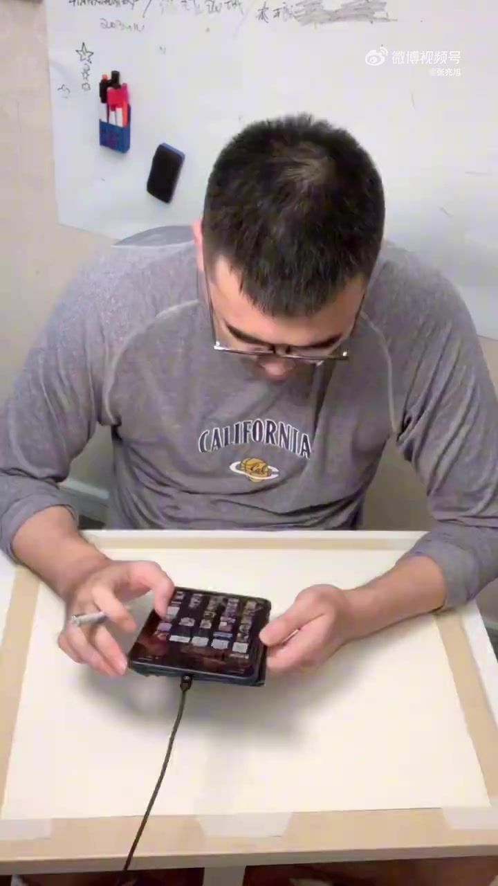 谈球吧官网登录入口👀张兆旭手绘亚历山大哈利伯顿总决赛海报 预测雷霆4-2夺冠