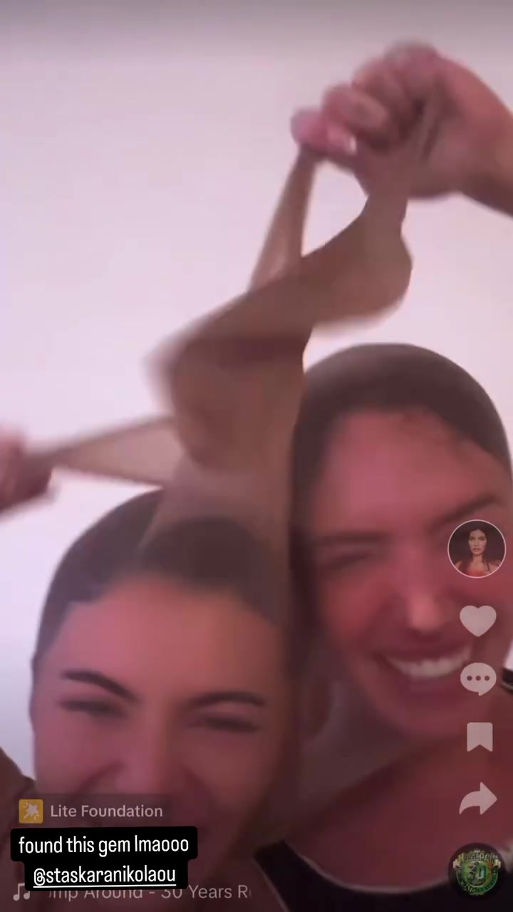 谈球吧体育官网入口🌶️凯莉-詹娜玩丝袜套头整蛊游戏为顶级魔鬼身材闺蜜庆生🥵